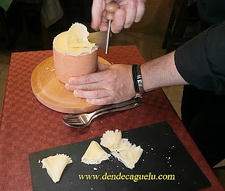 Tête de Moine, el histórico queso suizo “cabeza de monje”.