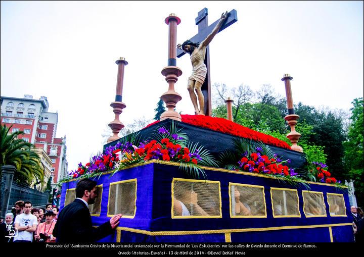 FOTOGALERÍA. Semana Santa. Procesión del Santísimo Cristo de La Misericordia en Oviedo