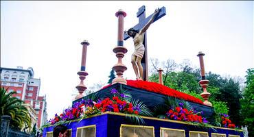FOTOGALERÍA. Semana Santa. Procesión del Santísimo Cristo de La Misericordia en Oviedo