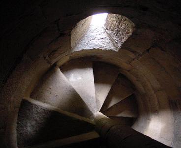 Una escalera caracólica