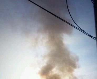 Bomberos apagando un fuerte incendio en La Felguera, cerca del Parque Viejo. #Langreo.