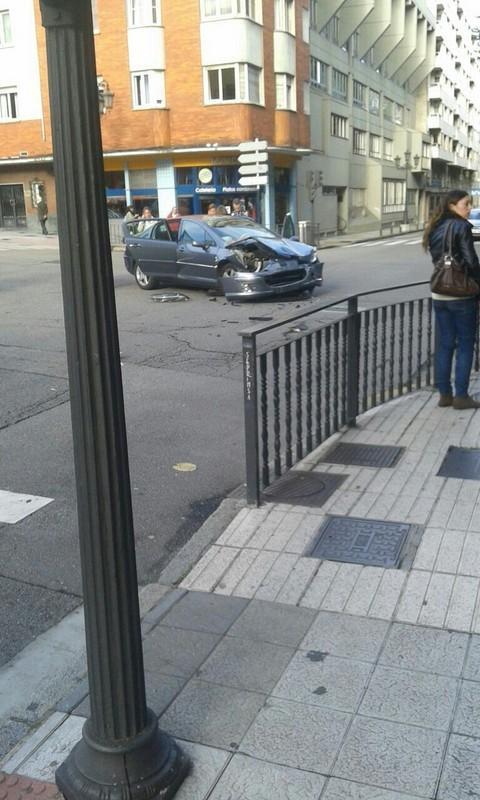 Aparatoso accidente en Oviedo