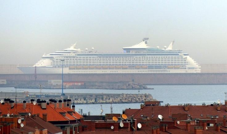 El Adventure of the Seas pasea 4000 cruceristas por Gijón