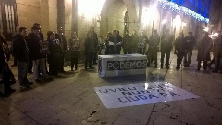 #Podemos presenta #Oviedo hoy no es ciudad para....'  delante del Ayuntamiento