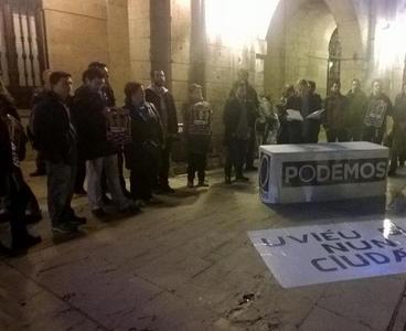 #Podemos presenta #Oviedo hoy no es ciudad para....  delante del Ayuntamiento