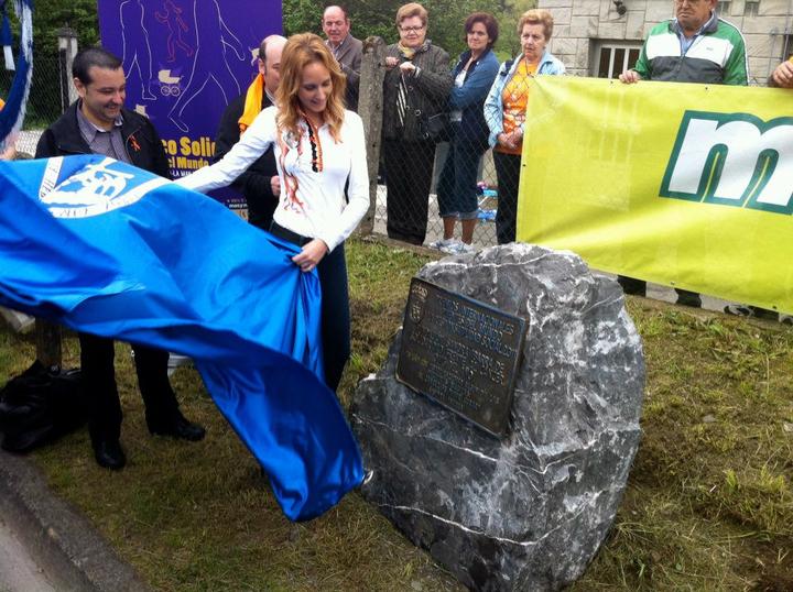 Sandra Ibarra descubre su placa en el Paseo Solidario 2011