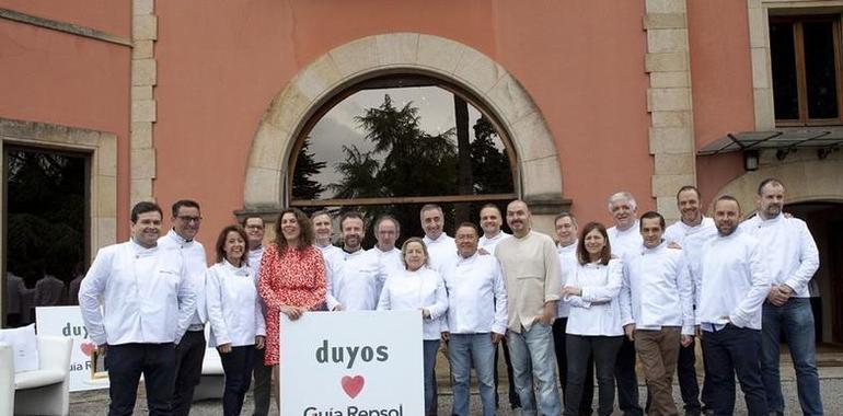 Cocineros asturianos con Soles Repsol estrenan chaquetilla Duyos