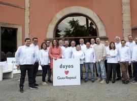 Cocineros asturianos con Soles Repsol estrenan chaquetilla Duyos