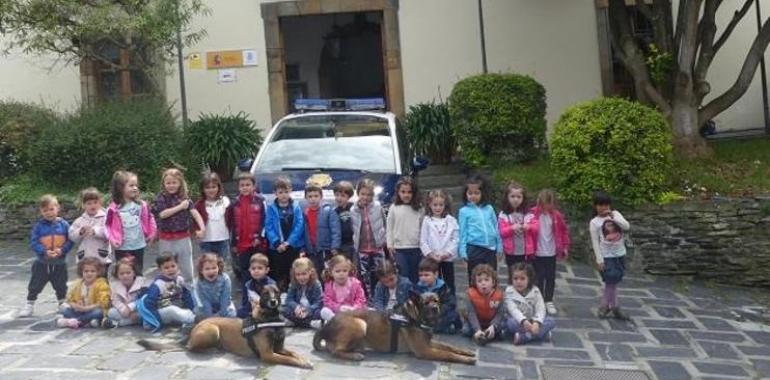 Visita de alumnos del Colegio Padre Galo a la Comisaría de Luarca