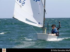 Liderazgos en el Trofeo Verano de Vela Ligera, pese a la mar calma