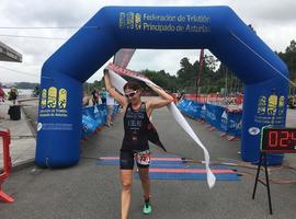 Verónica Valle y Rubén Tuset ganan el triatlón de Trasona