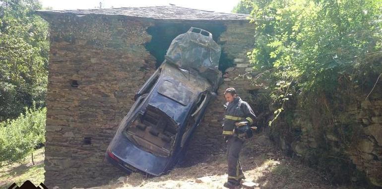 Tres heridos al empotrarse un vehículo contra una casa en Cangas del Narcea