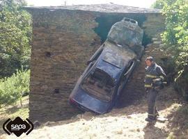 Tres heridos al empotrarse un vehículo contra una casa en Cangas del Narcea