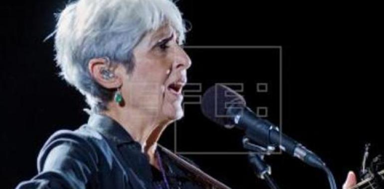 Joan Báez emociona al público en su despedida