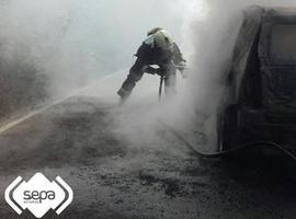 Incendio destruye un vehículo en Cangas del Narcea