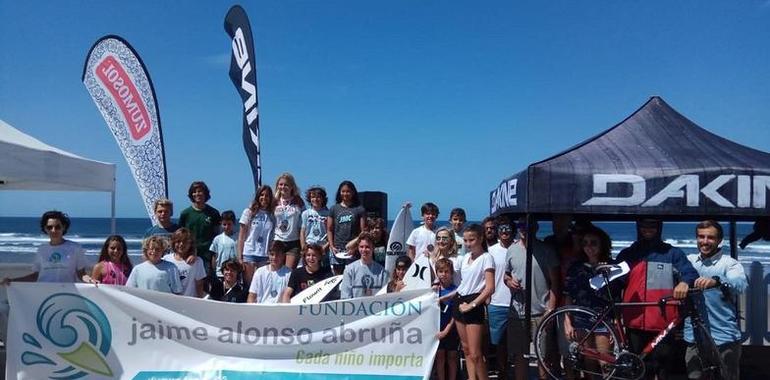 Decenas de niños surfearon las olas de Salinas en el “Jóvenes Promesas 2018”