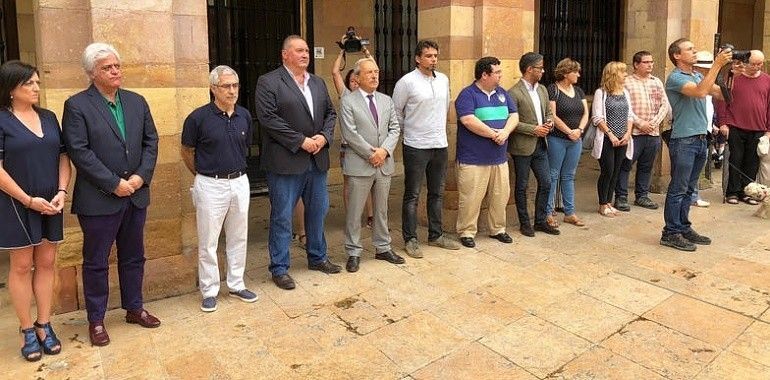 Minuto de silencio de los ayuntamientos asturianos en memoria de Ardines