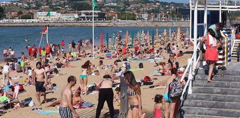 Ciudadanos exige soluciones para la falta de arena en la playa de San Lorenzo