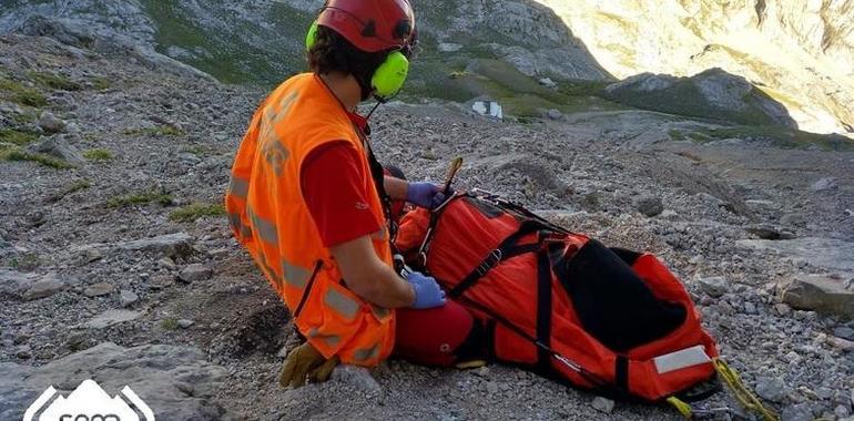 Rescatan a un cabraliego deshidratado y un montañero herido en Urriellu