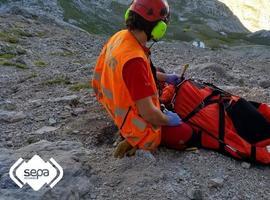 Rescatan a un cabraliego deshidratado y un montañero herido en Urriellu