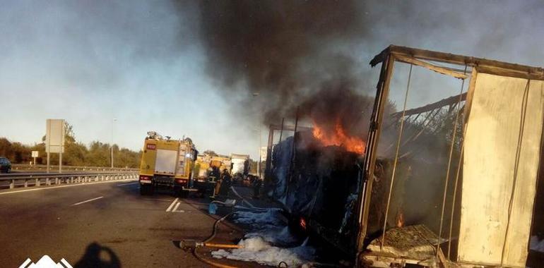El fuego destruye el remolque de un trailer de papel en Colunga
