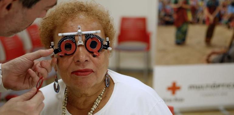 Multiópticas y Cruz Roja gradúan y donan gafas a 100 personas en Oviedo