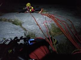 Rescatados dos escaladores vascos atrapados en la vía Los buitres, Cabrales