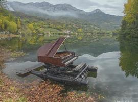 El espectáculo de piano flotante, Le Piano du Lac, sigue gira por Asturias