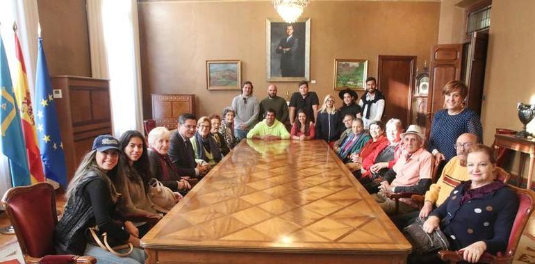 22 participantes en los programas Añoranza y Raíces visitan la Junta General