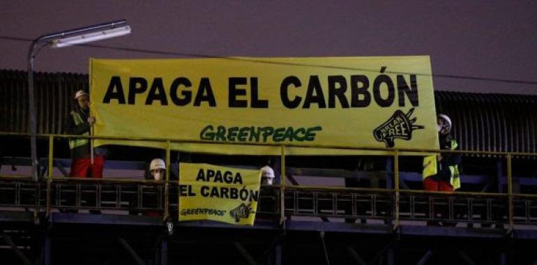 Escaladores de Greenpeace acceden a la térmica de Meirama (A Coruña) por el fin de la quema de carbón