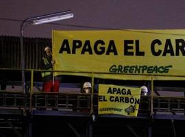 Escaladores de Greenpeace acceden a la térmica de Meirama (A Coruña) por el fin de la quema de carbón