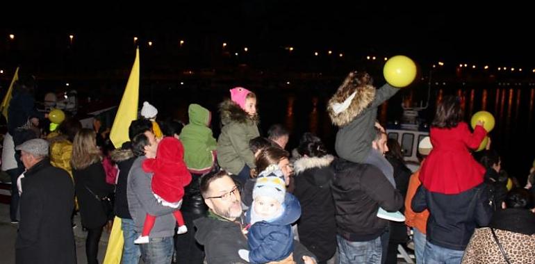 Niños de toda Asturias en la recepción de  L’Anguleru, el Papá Noel asturiano