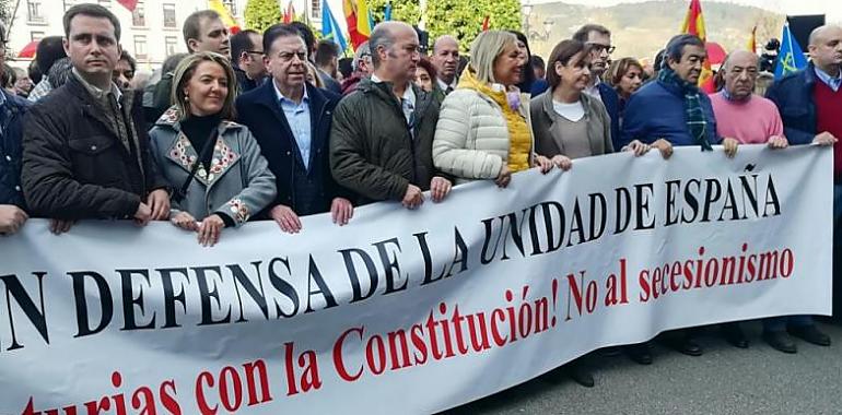 Cientos de militantes de FORO, VOX y PP gritan en Oviedo contra la Constitución