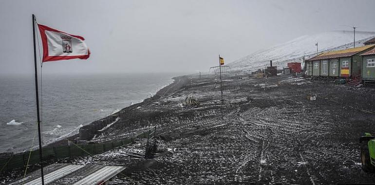 Gijón iza bandera en la Antártida