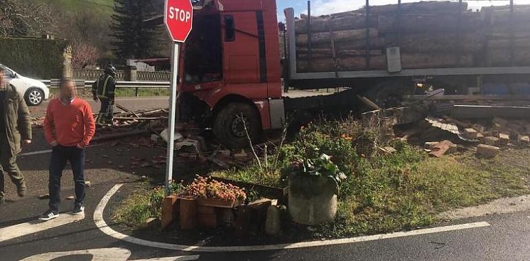 Muere un trabajador arrollado por un camión maderero en Sevares de Piloña