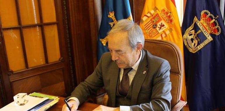 Wenceslao firma el acuerdo con Madrid para devolver La Vega a Oviedo