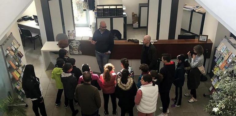 Alumnos del Colegio Peña Tú visitan la Oficina de Información Turística de Llanes