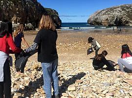 Estudiantes madrileños limpian la playa de Cuevas del Mar