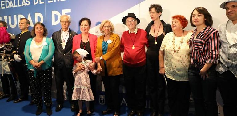 Oro de Madrid a a Carmen Linares, Juan Tamariz, ‘El Roto’ y Mesa de las Pensiones 