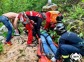 Rescatan a un hombre herido tras caer al río en Proaza