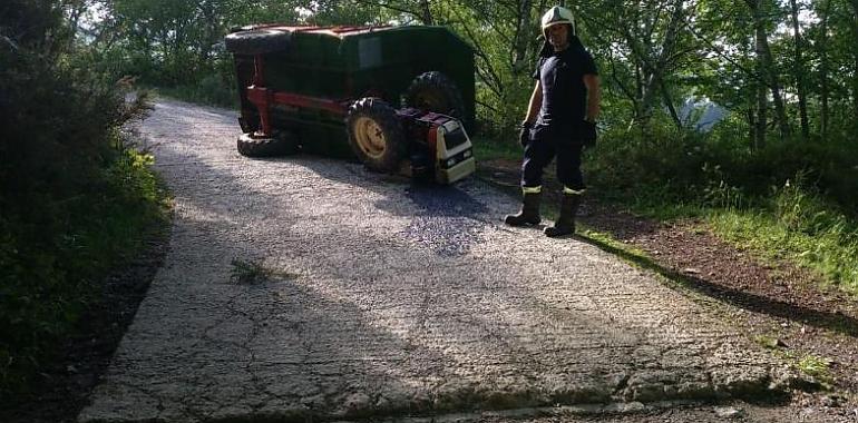Herido tras volcar su tractor en Brañagallones de Caso