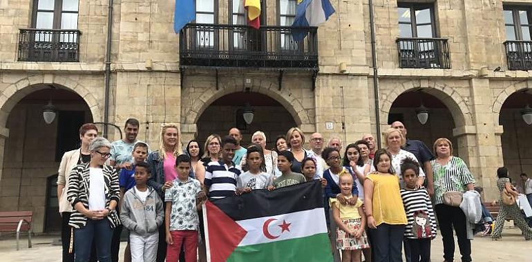 Recepción a los 17 niños y niñas saharauis que pasan el verano en Avilés con "Vacaciones en Paz"