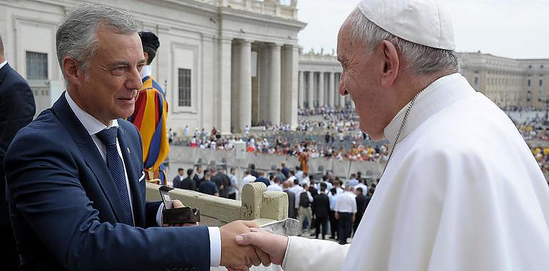 Urkullu lleva al Vaticano la propuesta de un compromiso ante el reto migratorio