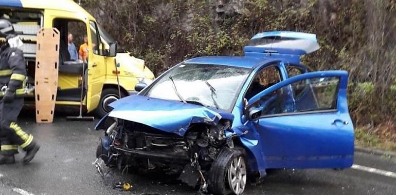 Herida gravemente la conductora de un vehículo tras chocar en Calabazos de Tineo
