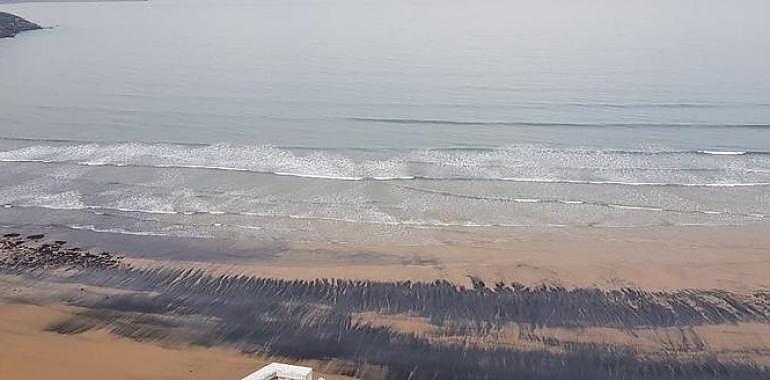 El Ayuntamiento confirma el origen “no contaminante” de la mancha en la playa de San Lorenzo