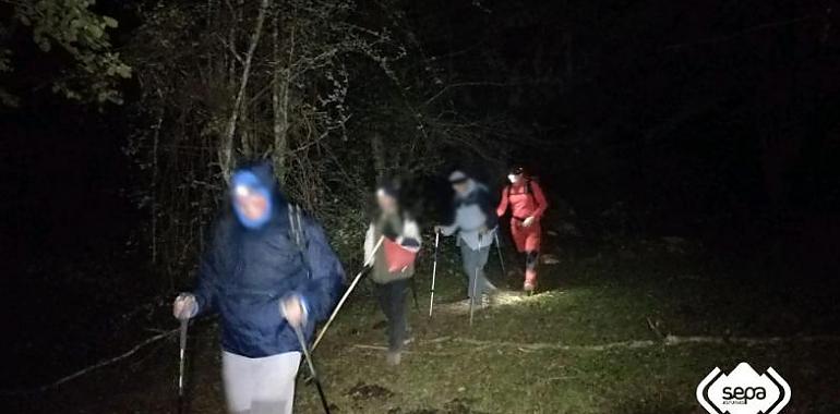 Rescatados 3 senderistas perdidos en una ruta en Cangas de Onís