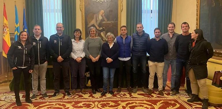 La Alcaldesa de Gijón recibe a ingenieros de la OTAN que están formándose en la ciudad