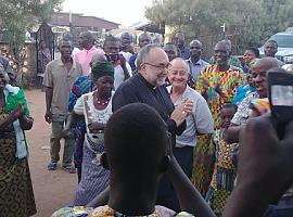 El arzobispo de Oviedo presenta su libro sobre sus viajes a la misión de Benín