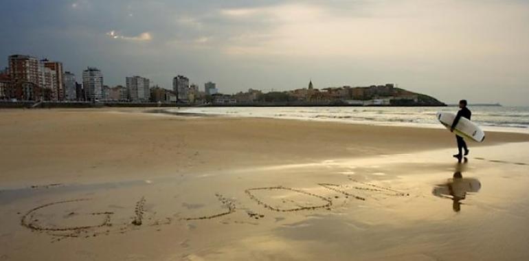 Gijón/Xixón se vuelve más surfero caminando sobre las olas
