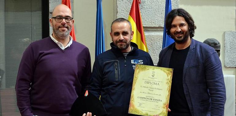 Llanes recibe al piloto local Fredy Tamés, campeón de España de Rallyes de Tierra y Asfalto